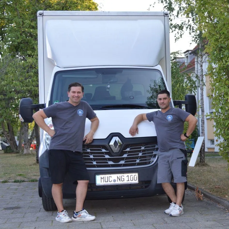 Gkotsa und Niko vor dem Umzugsfahrzeug