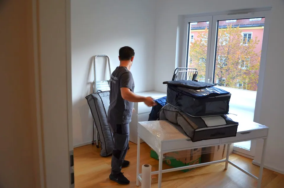 Ausgewählte Möbel und persönliche Gegenstände in einer teilweise zu räumenden Wohnung
