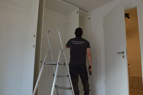 Möbelmontage am Zielort