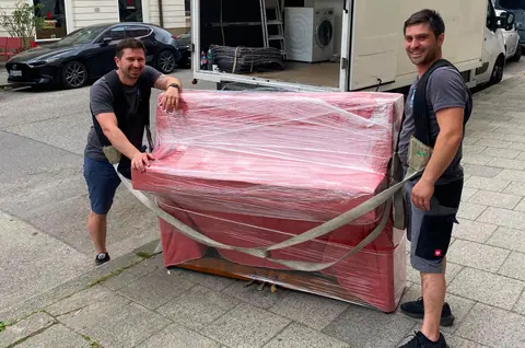 Team trägt ein geschütztes Möbelstück